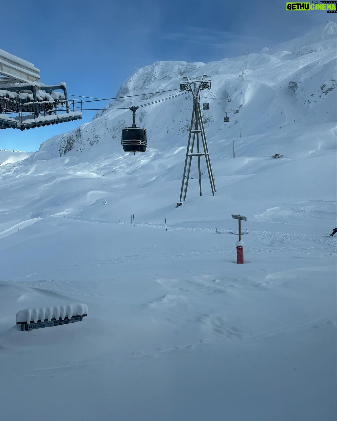 Pınar Altuğ Instagram - Kayak tatili Dump… Alpe d'Huez