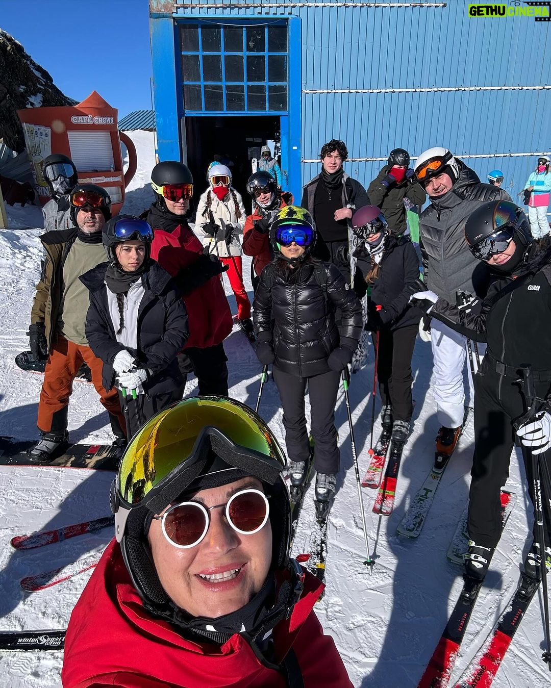 Pınar Altuğ Instagram - Yılbaşı fotoğraflarına ancak sıra geldi🥰 Hayat paylaşınca çoookkk güzel🥳 @yaamuratacan @aslitandoga @cahittanyesilada @zdengizman @sarpdengizman @sgamzeozturk @cemozturk1970 @oztrk_ege @demirdengizman @derind123 @atacan_su #reklam Sway Hotels