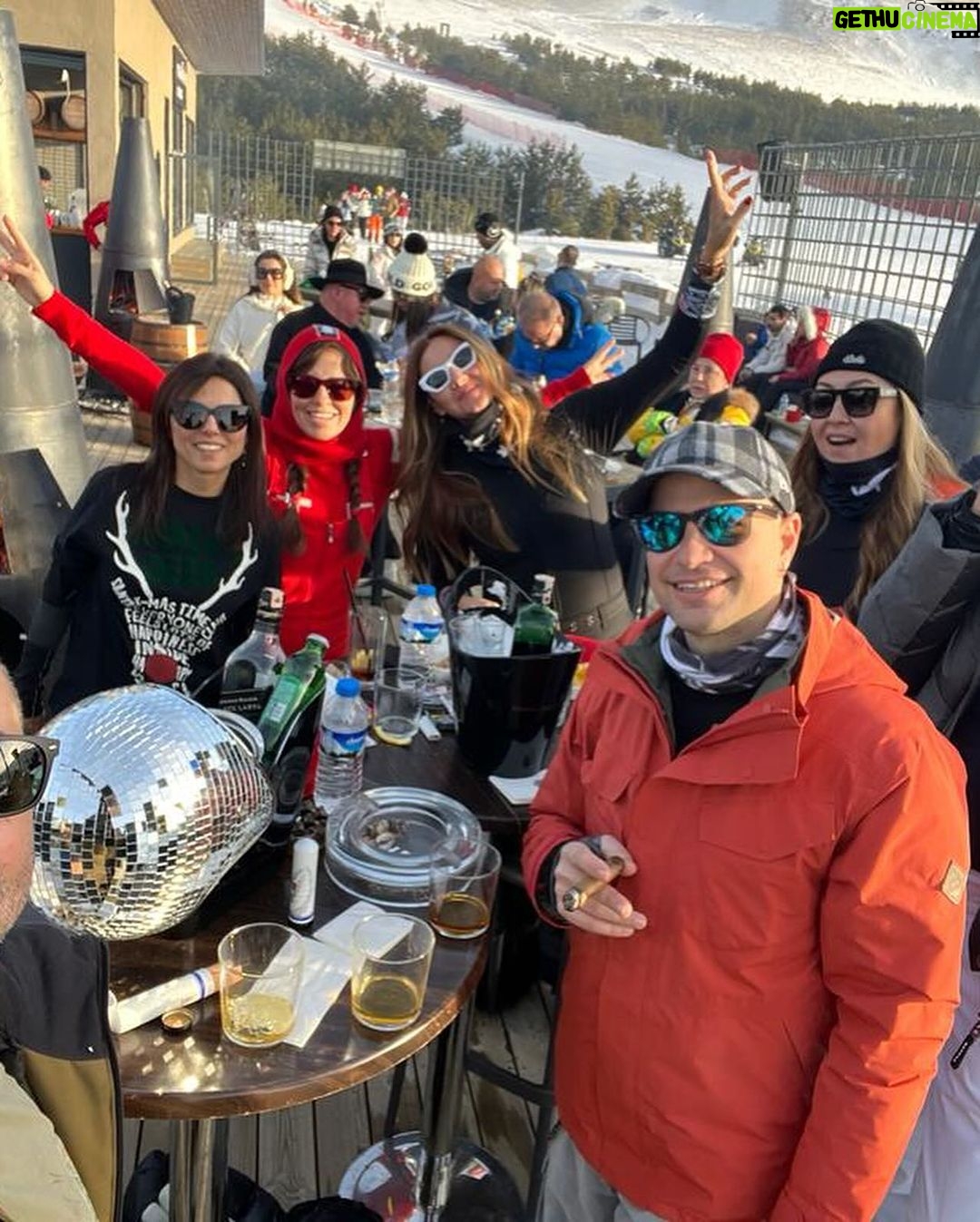 Pınar Altuğ Instagram - Yılbaşı fotoğraflarına ancak sıra geldi🥰 Hayat paylaşınca çoookkk güzel🥳 @yaamuratacan @aslitandoga @cahittanyesilada @zdengizman @sarpdengizman @sgamzeozturk @cemozturk1970 @oztrk_ege @demirdengizman @derind123 @atacan_su #reklam Sway Hotels