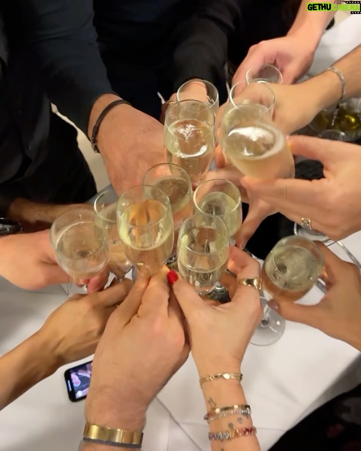 Pınar Altuğ Instagram - Yılbaşı fotoğraflarına ancak sıra geldi🥰 Hayat paylaşınca çoookkk güzel🥳 @yaamuratacan @aslitandoga @cahittanyesilada @zdengizman @sarpdengizman @sgamzeozturk @cemozturk1970 @oztrk_ege @demirdengizman @derind123 @atacan_su #reklam Sway Hotels