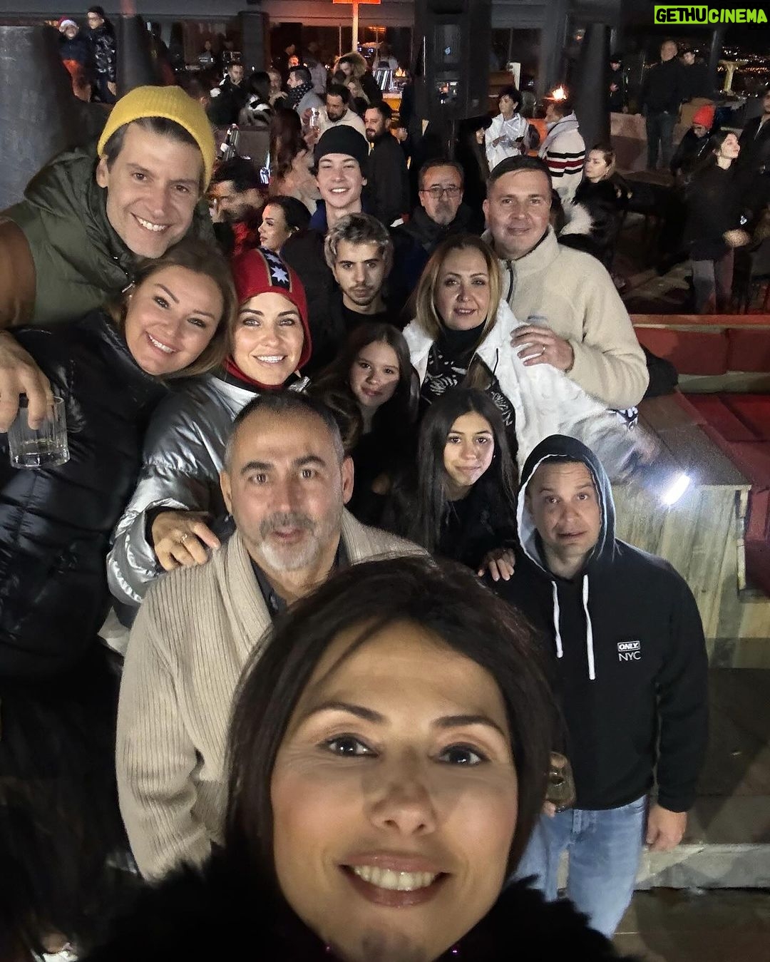 Pınar Altuğ Instagram - Yılbaşı fotoğraflarına ancak sıra geldi🥰 Hayat paylaşınca çoookkk güzel🥳 @yaamuratacan @aslitandoga @cahittanyesilada @zdengizman @sarpdengizman @sgamzeozturk @cemozturk1970 @oztrk_ege @demirdengizman @derind123 @atacan_su #reklam Sway Hotels
