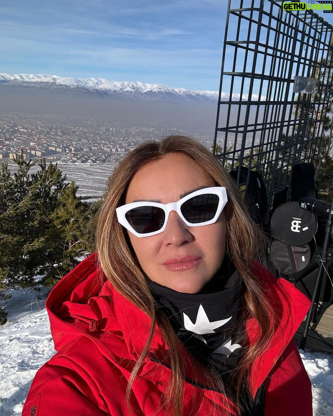 Pınar Altuğ Instagram - Yılbaşı fotoğraflarına ancak sıra geldi🥰 Hayat paylaşınca çoookkk güzel🥳 @yaamuratacan @aslitandoga @cahittanyesilada @zdengizman @sarpdengizman @sgamzeozturk @cemozturk1970 @oztrk_ege @demirdengizman @derind123 @atacan_su #reklam Sway Hotels