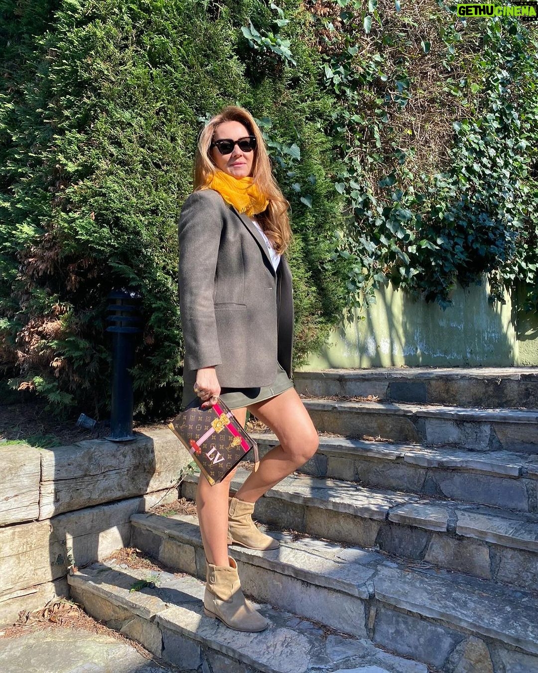Pınar Altuğ Instagram - Çıkarken du bakiim bi diyen komşu candır ❤️ volume 2 📸 @sedagvn