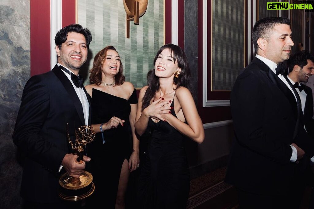 Pınar Deniz Instagram - Best team ever🧿 International Emmy Awards