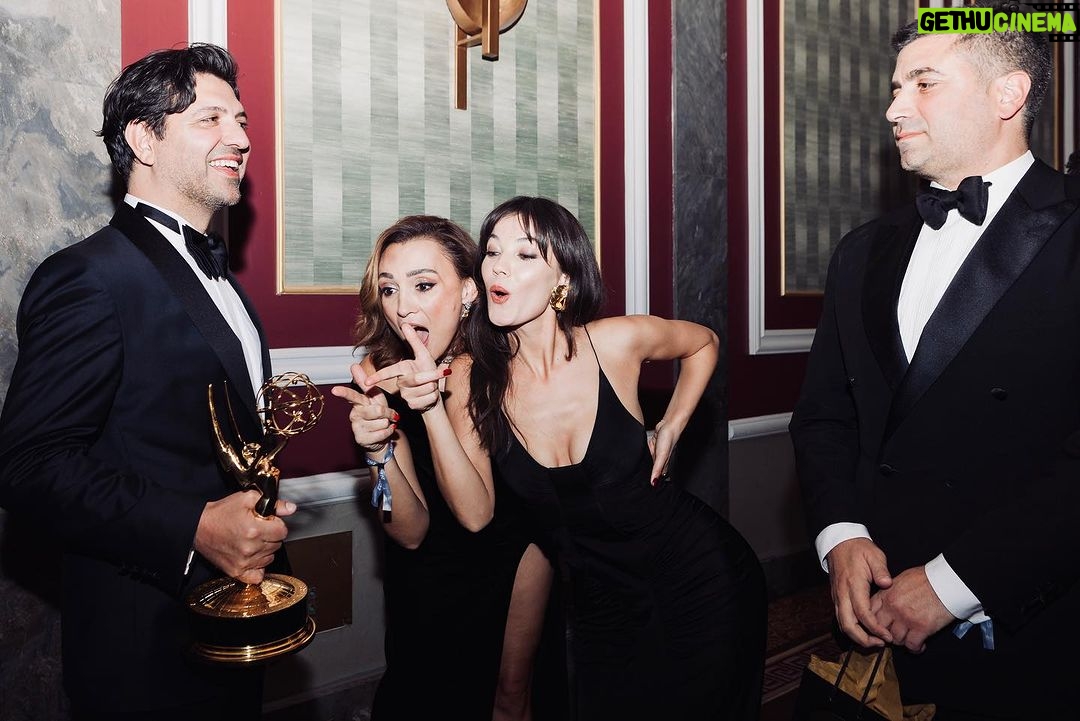 Pınar Deniz Instagram - Best team ever🧿 International Emmy Awards