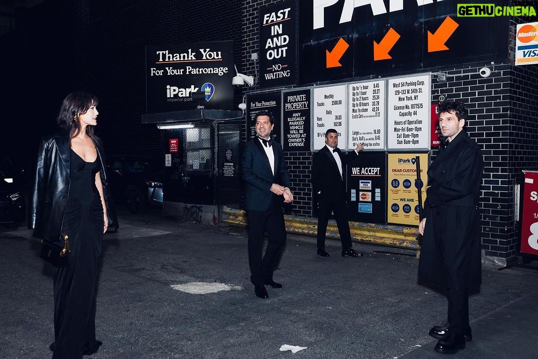 Pınar Deniz Instagram - Best team ever🧿 International Emmy Awards