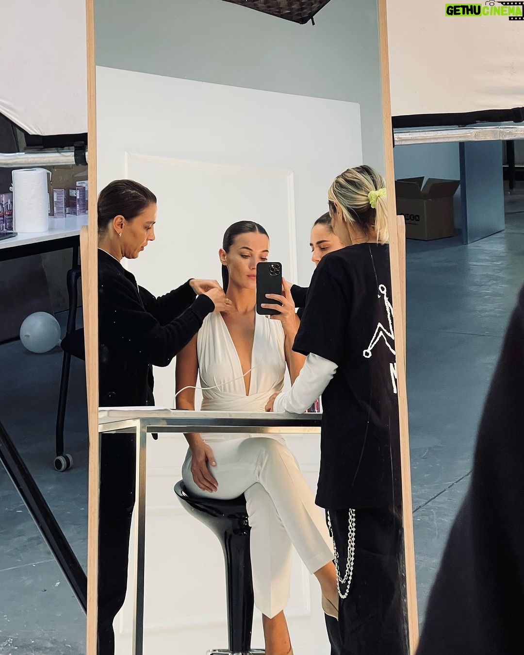 Pınar Deniz Instagram - @lorealparis ailesiyle rekorlara doymadığımız bir yılın ardından 💜🤍🖤