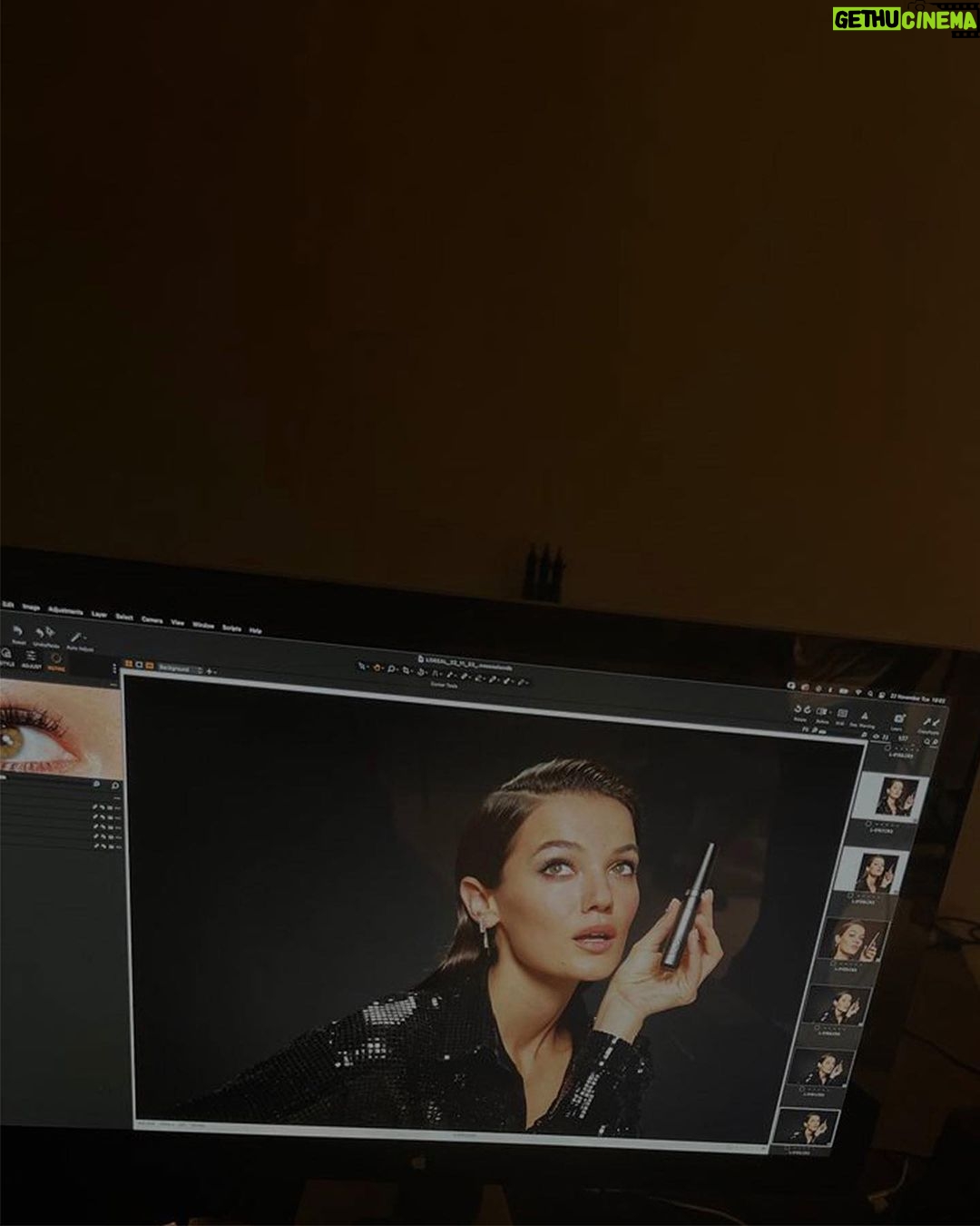 Pınar Deniz Instagram - @lorealparis ailesiyle rekorlara doymadığımız bir yılın ardından 💜🤍🖤