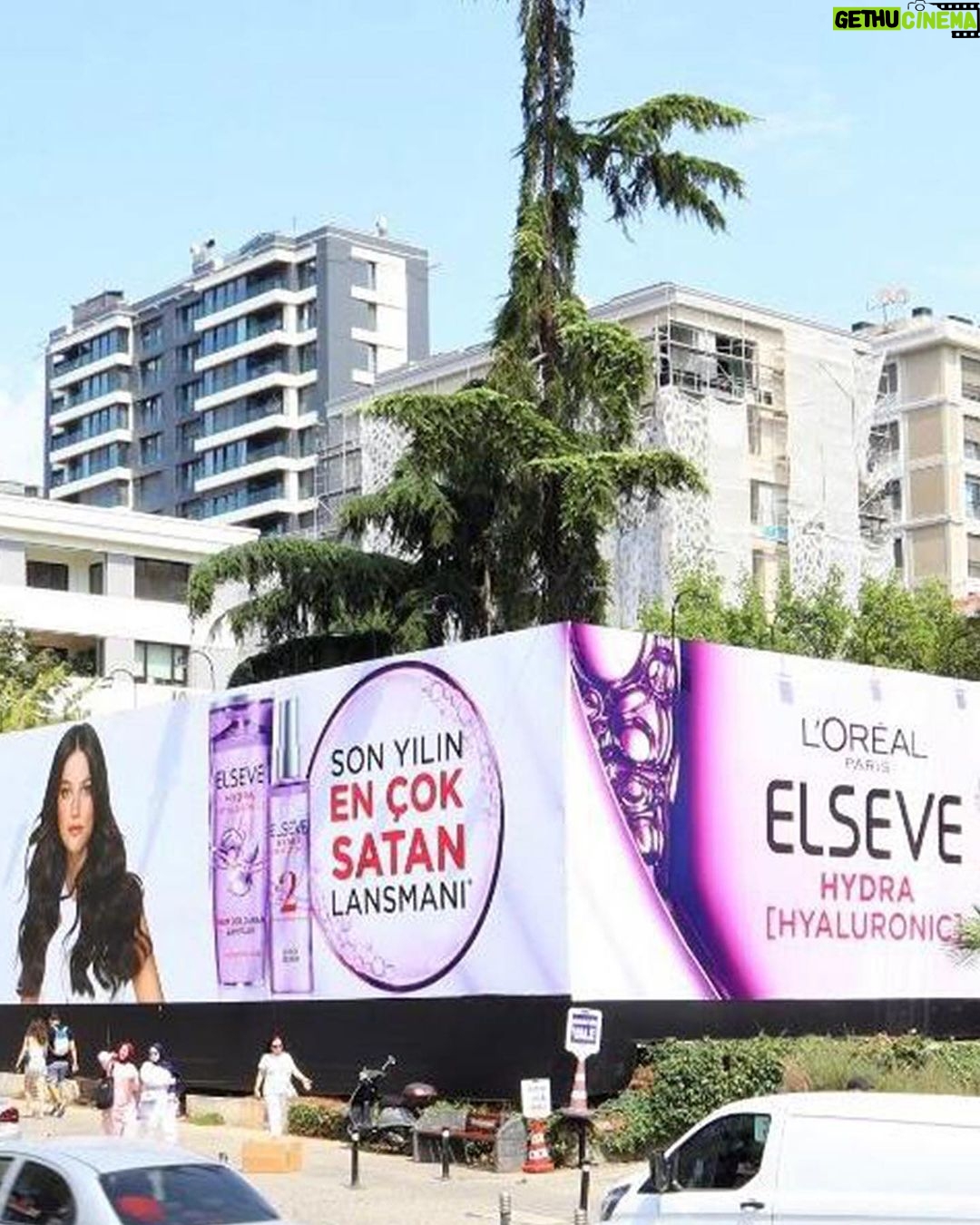 Pınar Deniz Instagram - @lorealparis ailesiyle rekorlara doymadığımız bir yılın ardından 💜🤍🖤