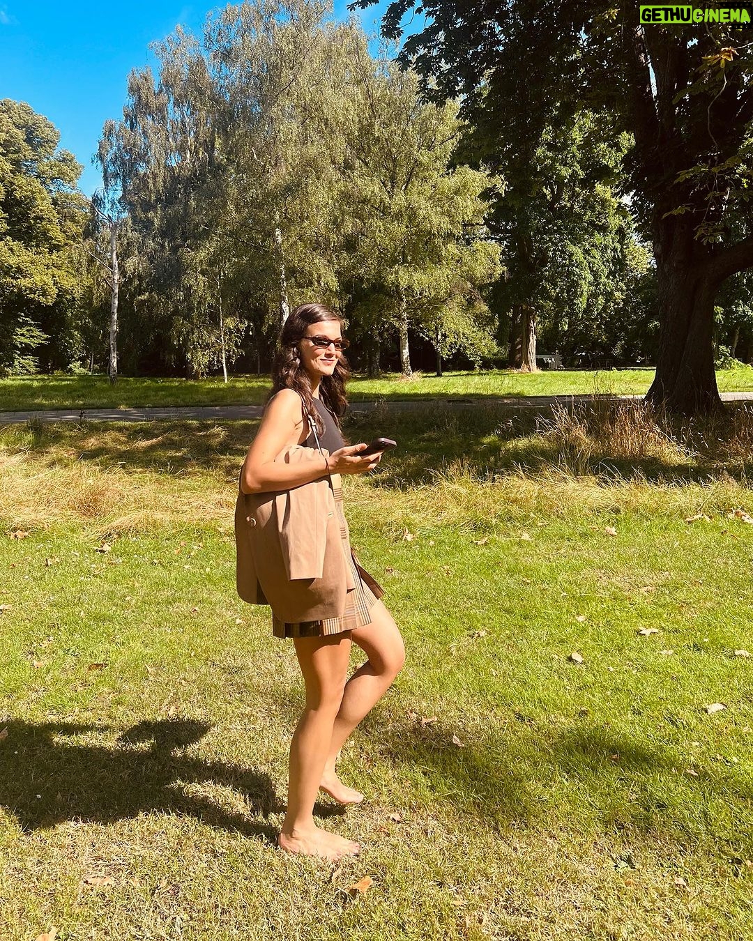 Pınar Deniz Instagram - Çıplak ayaklar kumpanyasi🐶 #terliklerimkorkunçbiliyorum😬🫣