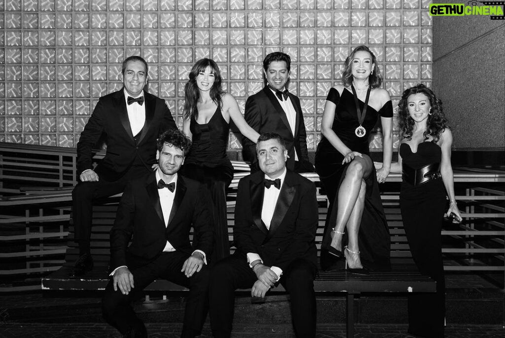Pınar Deniz Instagram - Best team ever🧿 International Emmy Awards