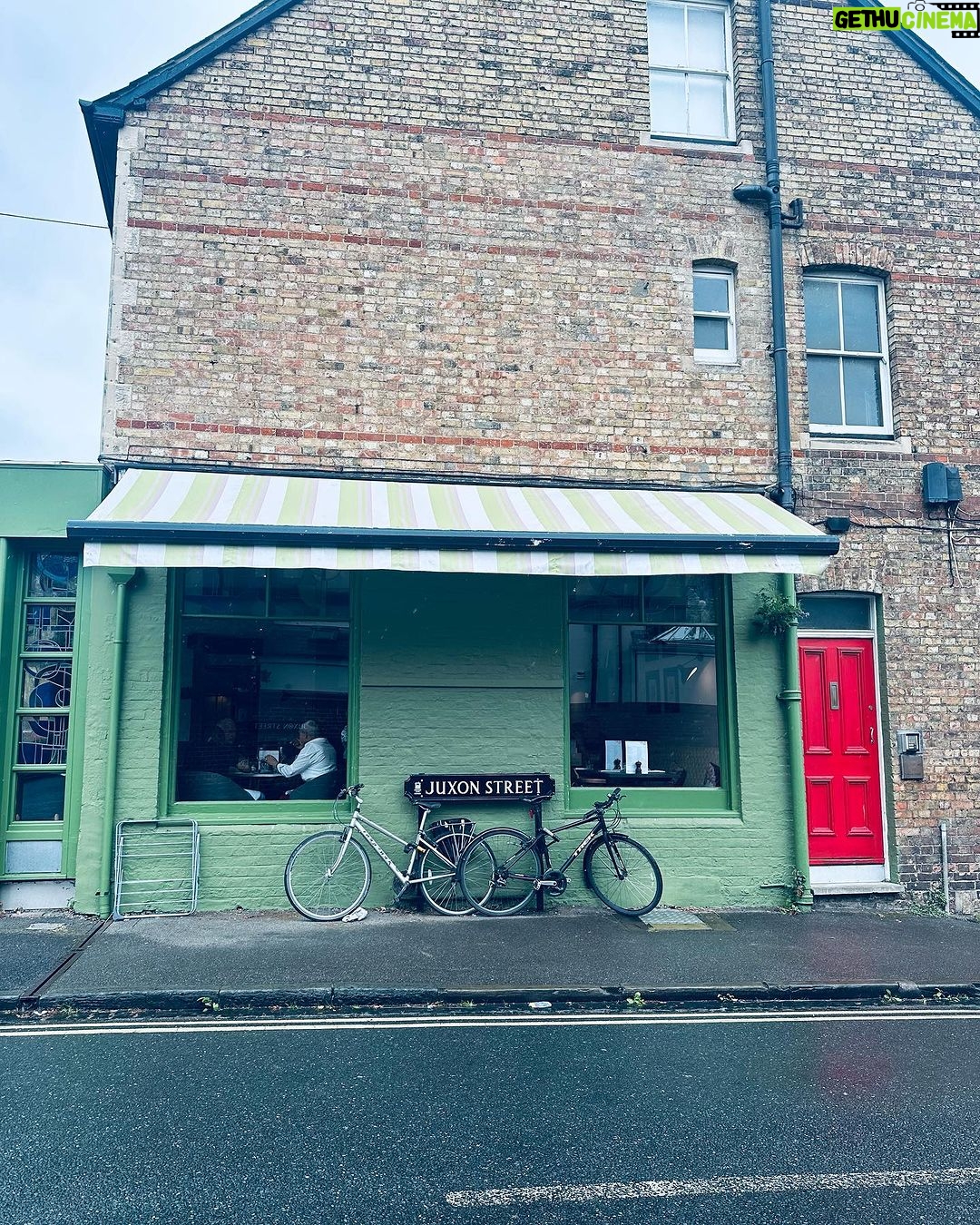 Pınar Deniz Instagram - Yağmura hazırlıksız yakalananlar. 30.07.23’ England Oxford, UK