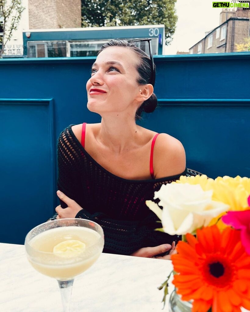 Pınar Deniz Instagram - Kıyafetime uygun ev bulmuşumdur🐷 Notting Hill