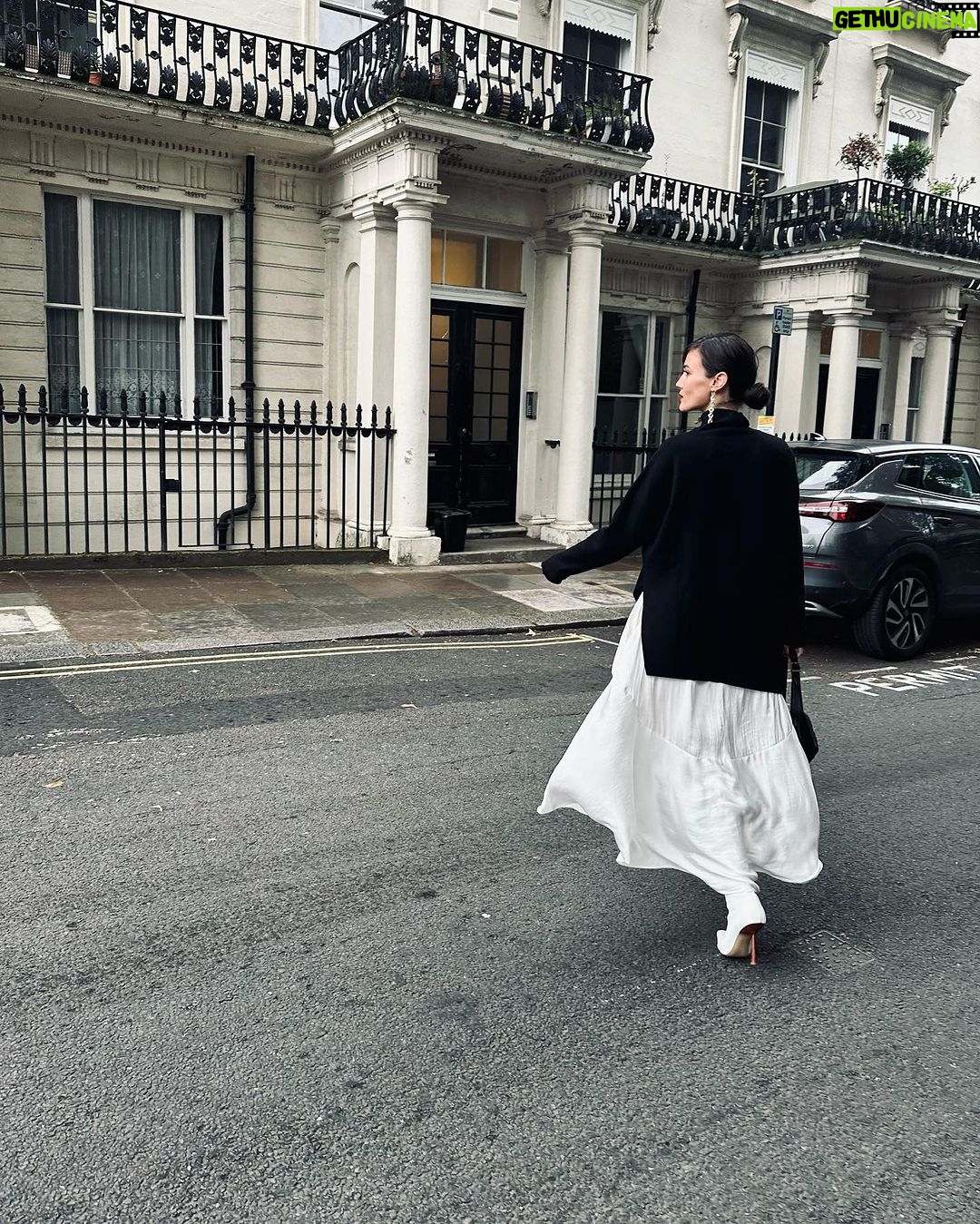 Pınar Deniz Instagram - Soğuk havaya sevindiğime inanamıyorum☔️ London