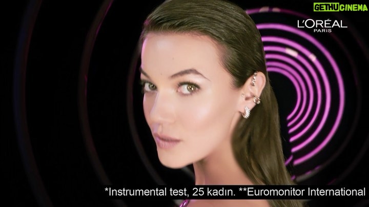 Pınar Deniz Instagram - Bakışlarımın sırrını paylaşmaya hazırım! Kirpiklerimi anında uzatip lifting etkisi yaratan yeni maskaram: L’Oréal Paris Telescopic Lift🖤 Sen de hemen keşfet, bakışlarına yeni bir boyut kat! @lorealparis #işbirliği