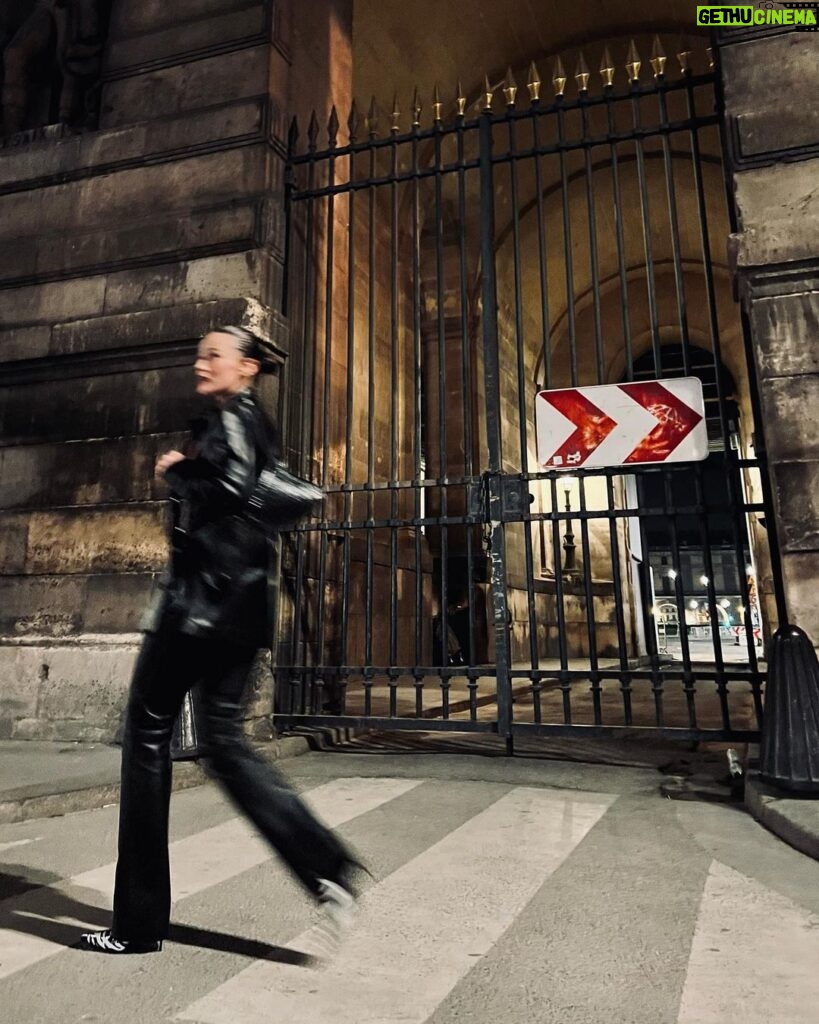 Pınar Deniz Instagram - Run lola run. Paris Jardin Des Tuileries