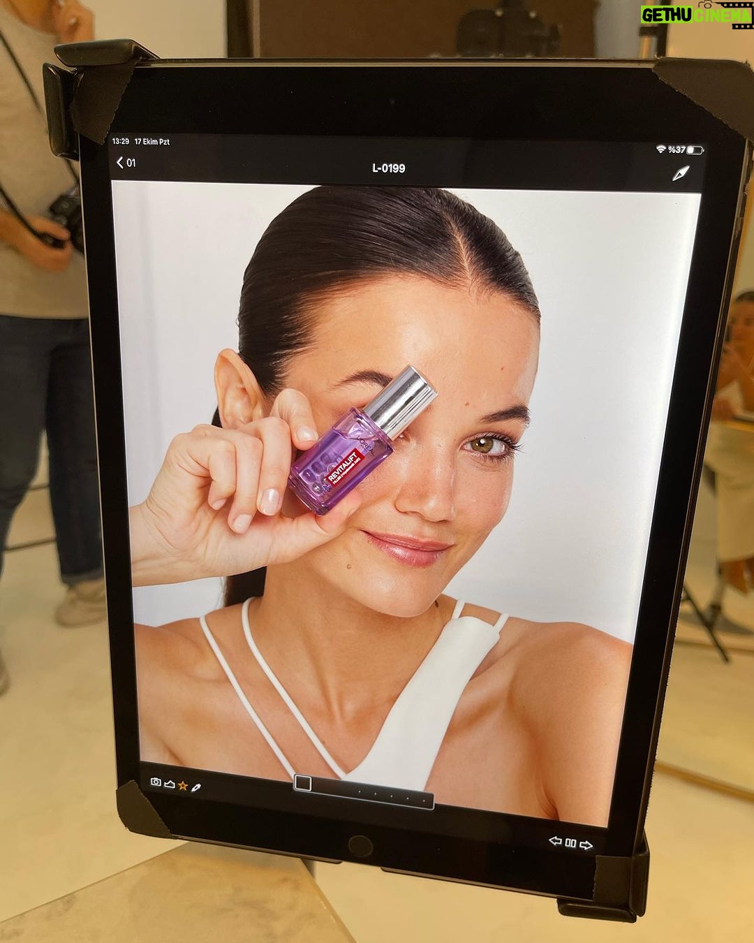Pınar Deniz Instagram - @lorealparis ailesiyle rekorlara doymadığımız bir yılın ardından 💜🤍🖤