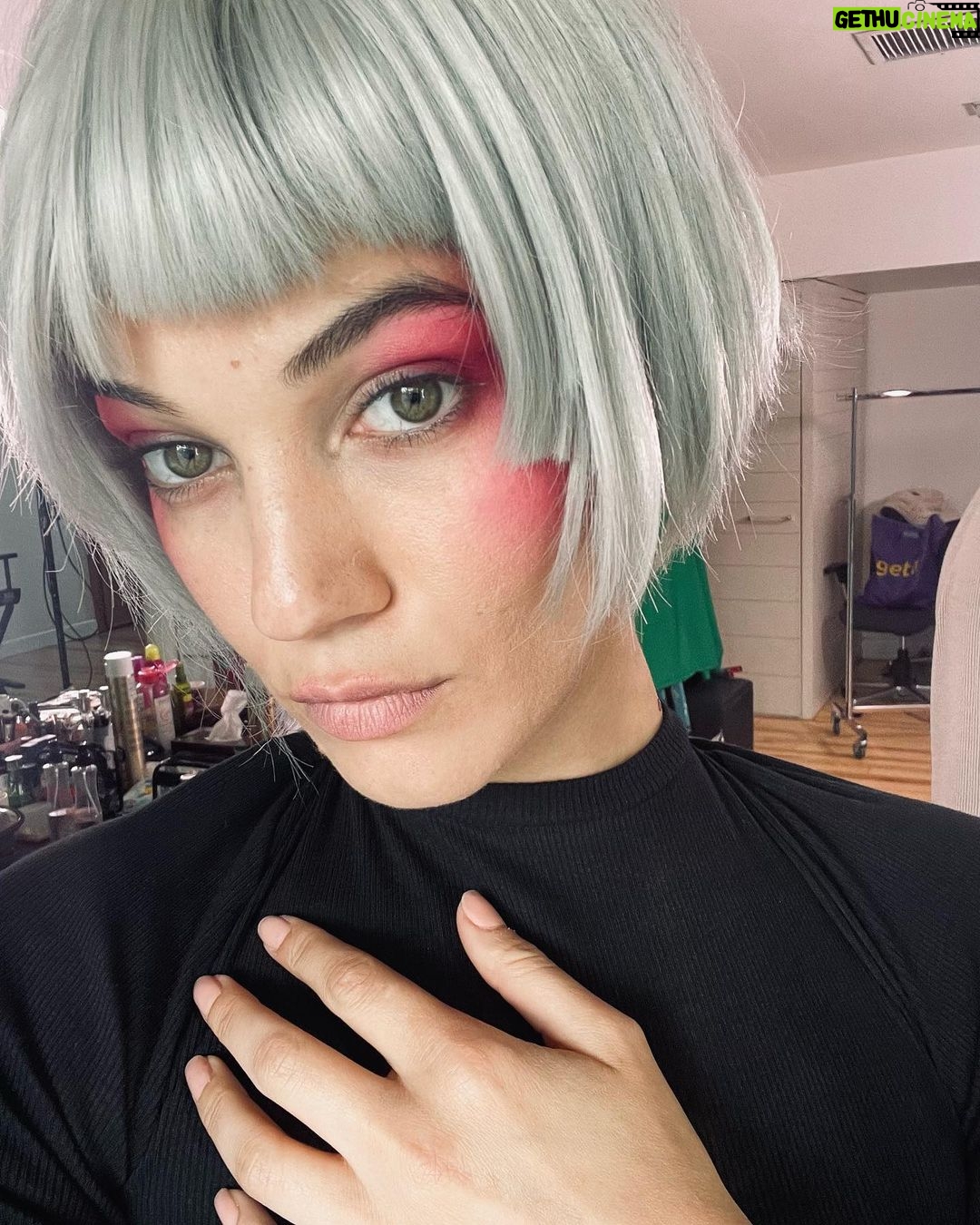 Pınar Deniz Instagram - Aktris şimdi @disneyplustr ‘de 8 bölüm birden yayındaaaaaaaaaa🔪 Hadi izleyin💙 (Bu ara biraz paylaşım yağmuruna tutacağım sizi🤭)
