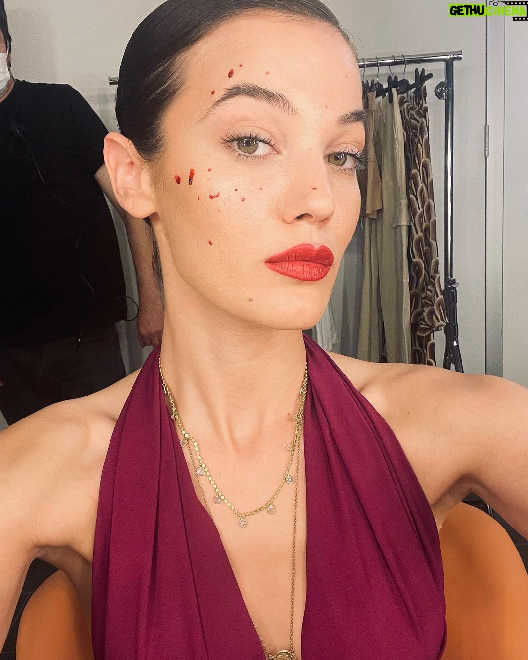 Pınar Deniz Instagram - Aktris şimdi @disneyplustr ‘de 8 bölüm birden yayındaaaaaaaaaa🔪 Hadi izleyin💙 (Bu ara biraz paylaşım yağmuruna tutacağım sizi🤭)