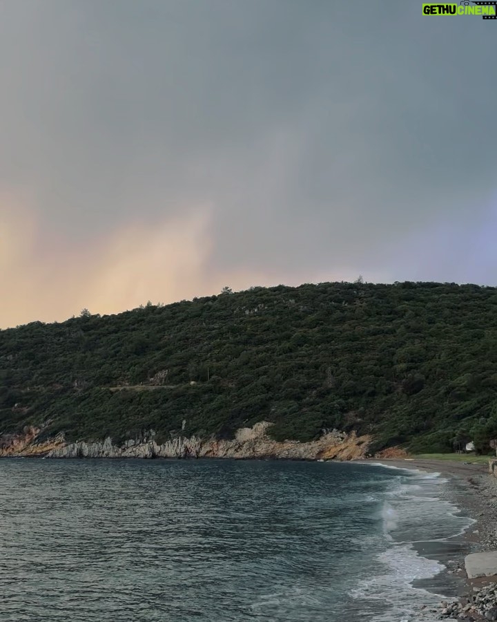 Pınar Deniz Instagram - Denize girebileceğini düşünen Pınar’a fırtına şoku🧘🏻‍♀️