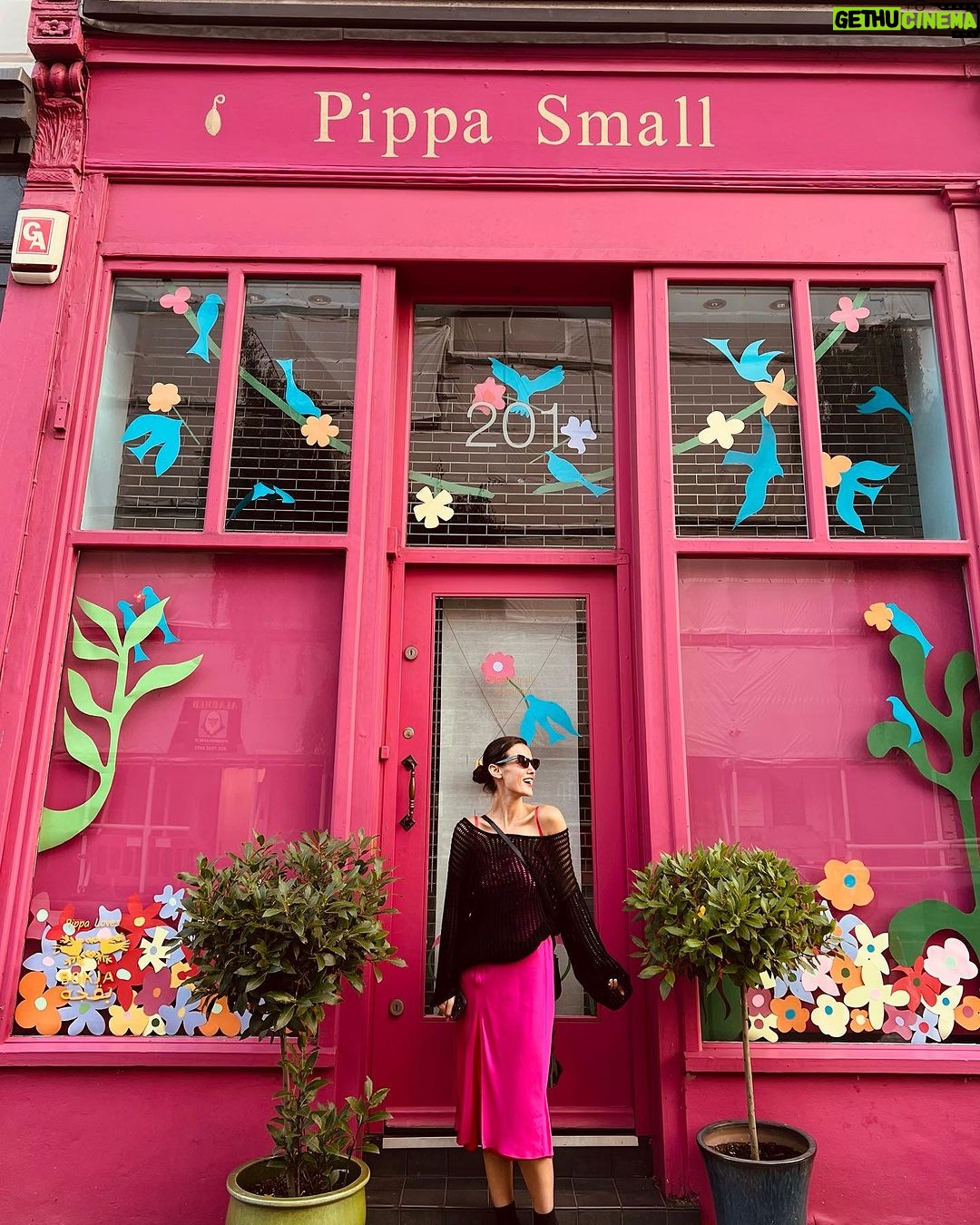 Pınar Deniz Instagram - Kıyafetime uygun ev bulmuşumdur🐷 Notting Hill