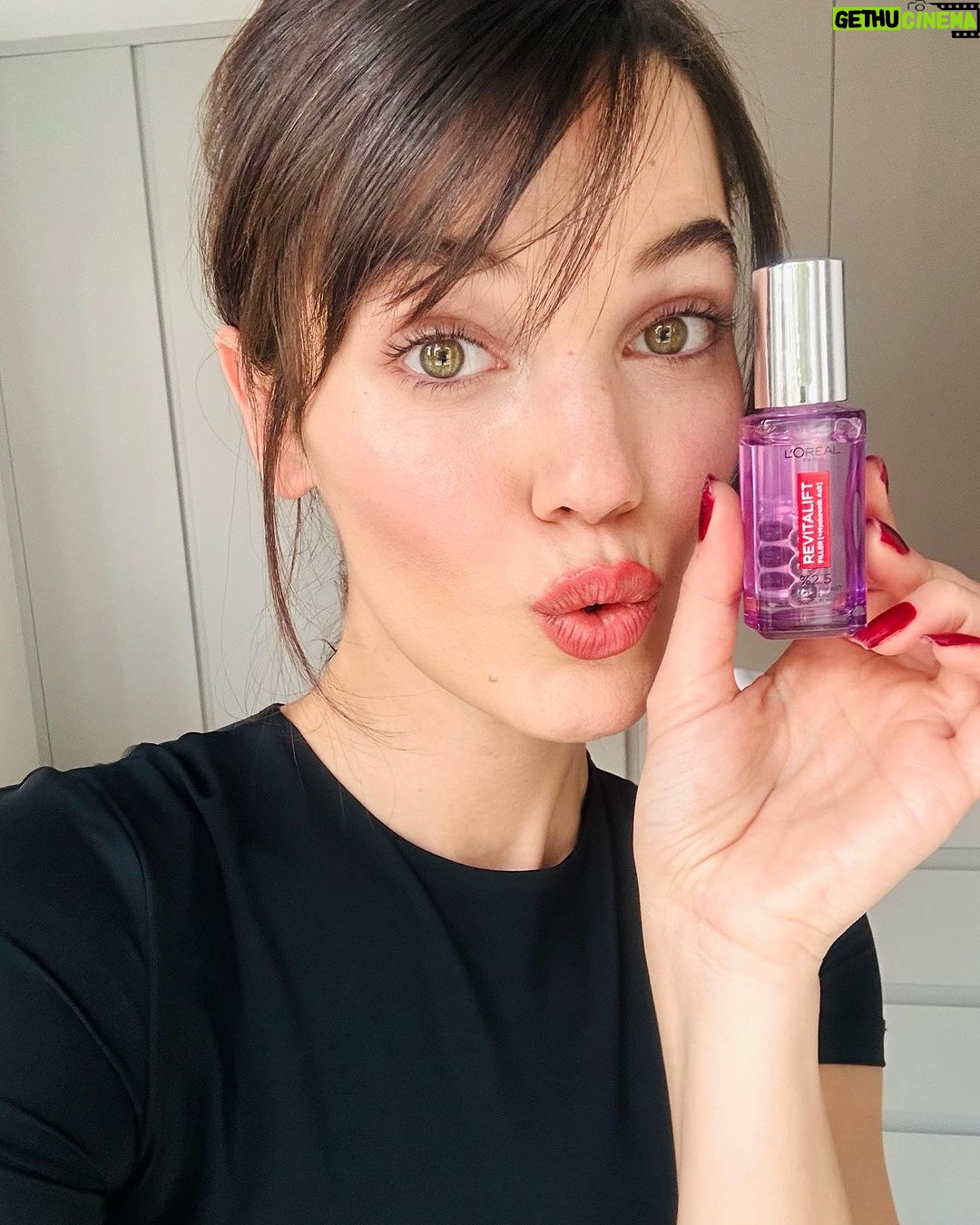 Pınar Deniz Instagram - Evde de sette de favorim belli @lorealparis filler göz serumum. Biz ayrılaamaayııııızzzz💜 #lorealparis #lorealparisskincare #işbirliği