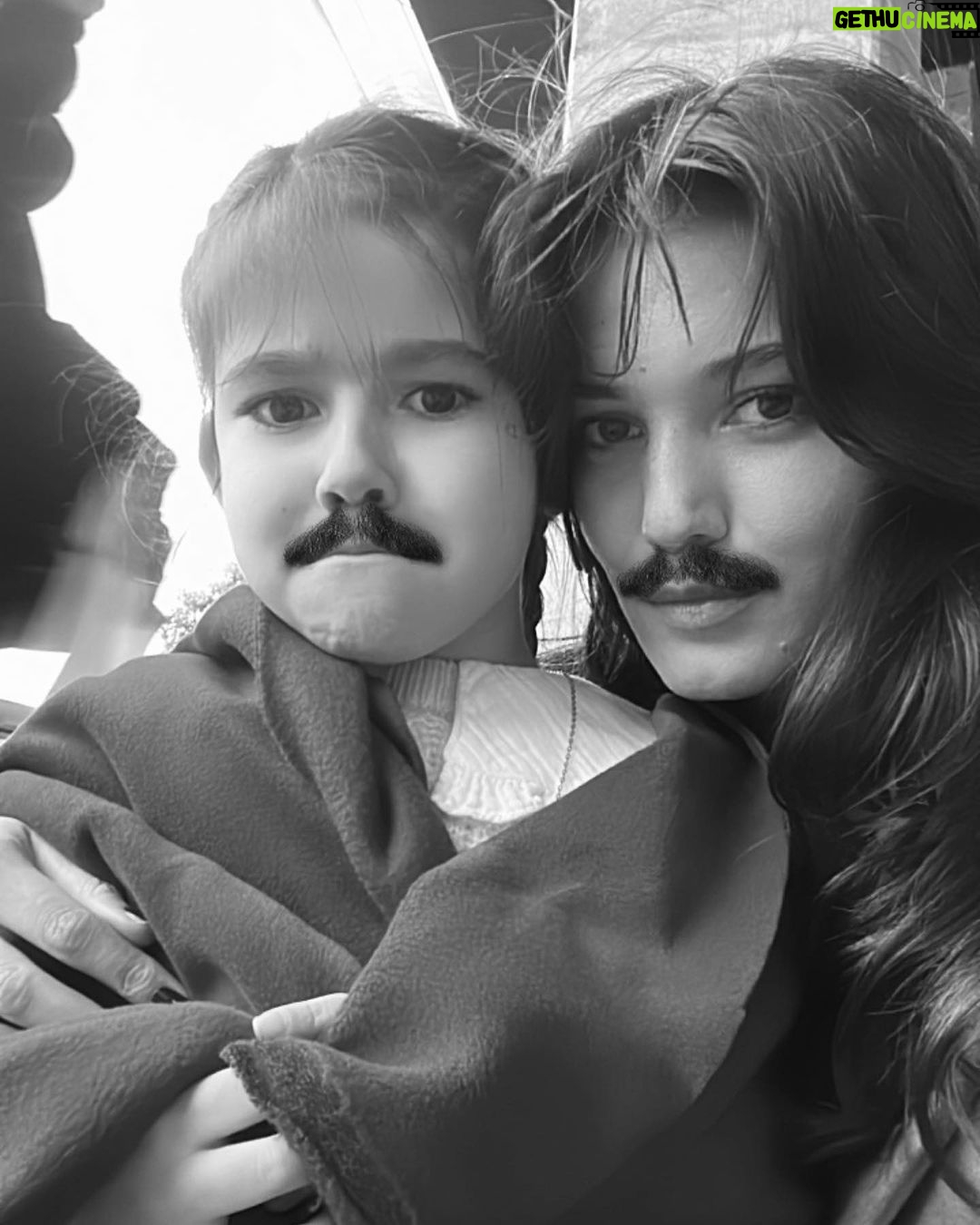 Pınar Deniz Instagram - Hayat havalı fotoğraflar koymak isterken aklına gelenlerdir.