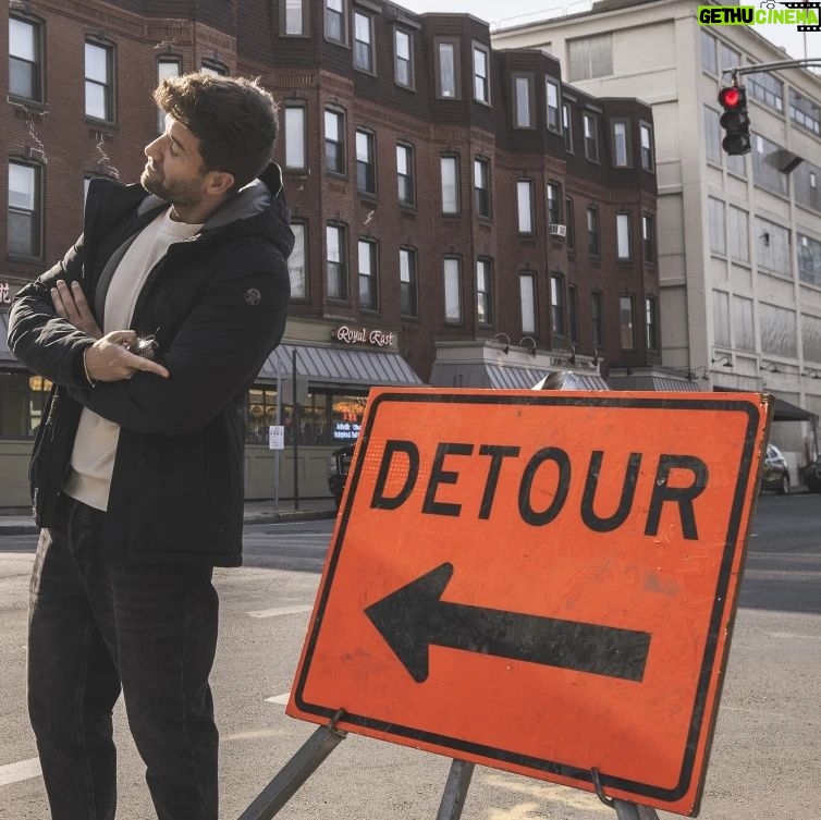Pablo Alborán Instagram - DE-TOUR por #BOSTON Esta noche es nuestra noche familia!!! Y después seguimos por Nueva York, Washington, Atlanta y terminamos la gira en Puerto Rico!!! Y después a descansar una larga temporadita. Boston Harvard