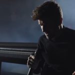 Pablo Alborán Instagram – ¡Feliz día de Andalucía!

Escribí esta canción por y para nuestra tierra y abro todos los shows con ella.. Llevando nuestras raíces por el mundo! Besos desde Boston! 

“El patio que me vió crecer guarda un acorde flamenco,
suena dentro de mi ser y envuelve mi boca en su acento.
Escribo tu nombre en la orilla y algo me sacude,
busco tu aroma en los brazos que me acunen. 

Me quedo donde reviven los amores inocentes,
donde me besan los ojos cuando amanece 
Para siempre, me quedo donde guardo mas de una rima pendiente para volver y volver a verte.”