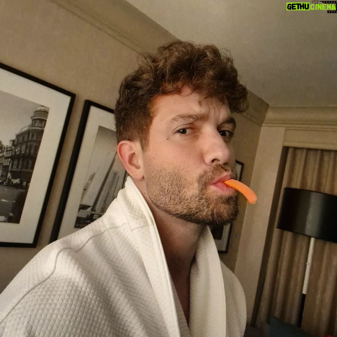 Pablo Alborán Instagram - 1.te robo una patatuela 2.doble de carne y de queso. A la mi**da la dieta macrobiótica 3.mira aquí, esto no ha pasado y lo olvidarás. 4.Vuelve la dieta macrobiótica 5.Bugs Bunny 6.Abs a tope con 12kg 7.sudaíca rica 8.sonando Duquende y Guadiana en mis oídos desde Atlanta. Viva el flamenco de nuestro país!!! 9. Estirame tú que yo no puedo 10. Figue tus fueños y nunca te rindaf. Mañana tocamos en ATLANTA!! Y luego PUERTO RICO!!!! Atlanta,Georgia