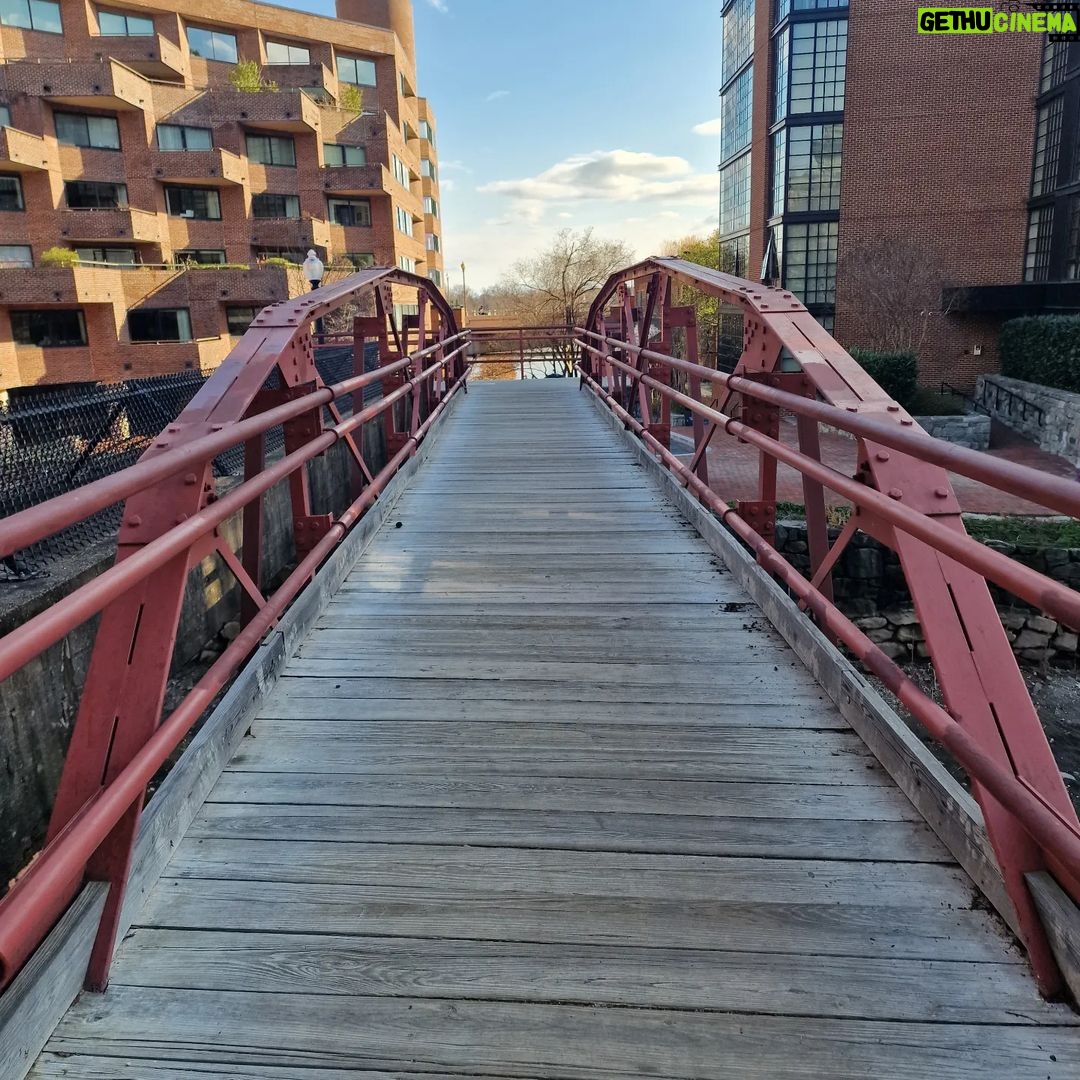 Pablo Alborán Instagram - 1.paseito x washington a mi bola 2.por estas escaleras se cae el padre Karras en "The Exorcist" 3.me dió mal rollo y me fui a correr al borde del Potomac 4.cruza la pasarela 🤣 5.aqui me senté a meditar y a hacer un poco de pranayama. 6.obelisco que te pisco 7.cuatro series de curl 21 8.el perro más ciclotímico de Washington DC Washington D.C.
