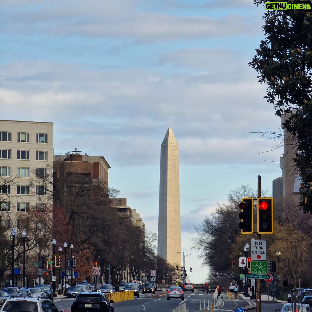 Pablo Alborán Instagram - 1.paseito x washington a mi bola 2.por estas escaleras se cae el padre Karras en "The Exorcist" 3.me dió mal rollo y me fui a correr al borde del Potomac 4.cruza la pasarela 🤣 5.aqui me senté a meditar y a hacer un poco de pranayama. 6.obelisco que te pisco 7.cuatro series de curl 21 8.el perro más ciclotímico de Washington DC Washington D.C.