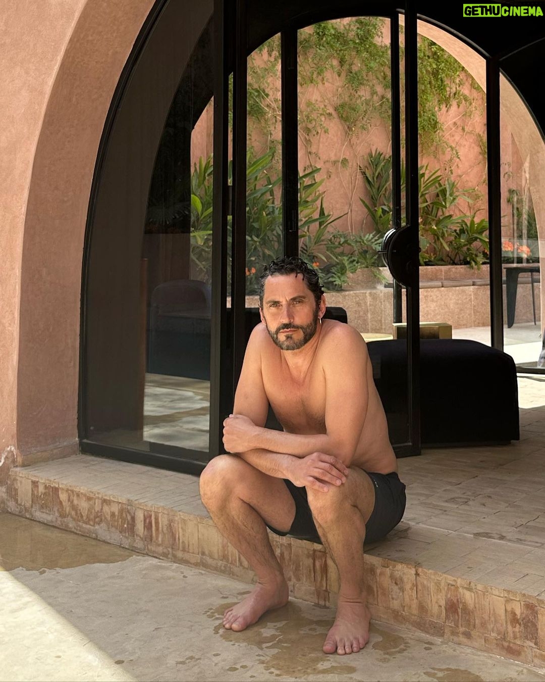 Paco León Instagram - Hace más de 20 años que nos conocemos y sigo admirándome de lo que puede llegar a hacer con su pasión y su gusto. El mejor “hotelier du monde” @christianschallert 💙🇲🇦