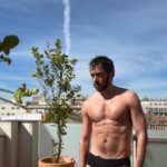 Paco León Instagram – Aunque no hay piropo que amortigüe la crisis de los 50… pero se agradecen 🤓 #calor 🥵 #sevilla  #crisis50