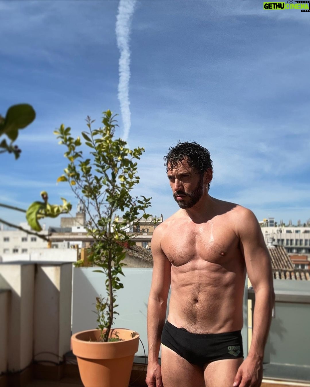Paco León - 80.8K Likes - Aunque no hay piropo que amortigüe la crisis de los 50… pero se agradecen 🤓 #calor 🥵 #sevilla #crisis50