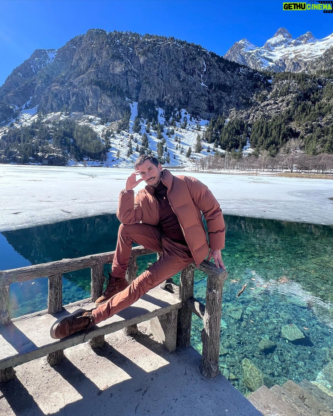 Paco León Instagram - Hoy se estrena en los mejores cines @maridospelicula con el gran @ernestoalterio. Dirigida por @lucia__alemany. @telecincocinema 🏔️ @disneyspain