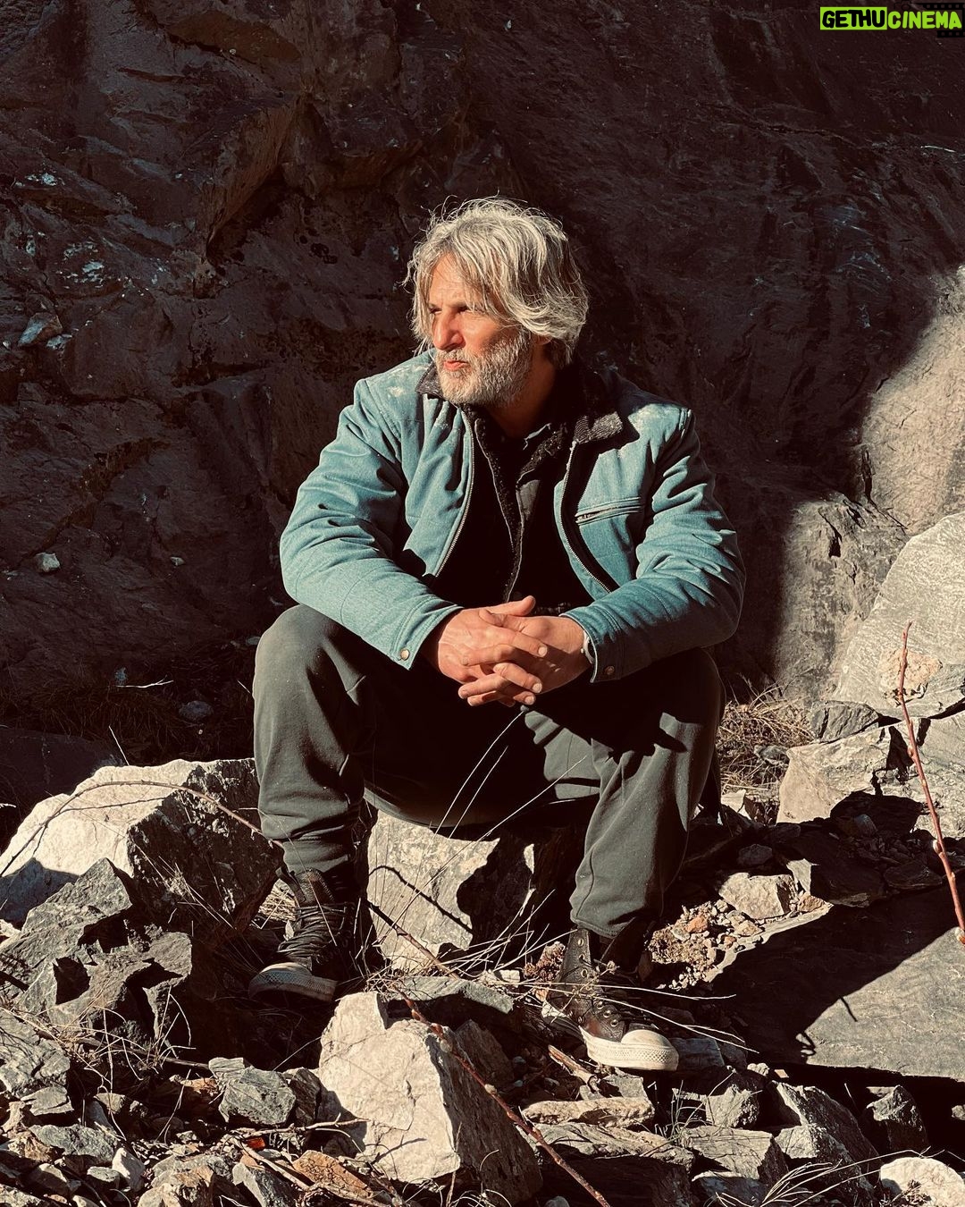 Paco León Instagram - Hoy se estrena en los mejores cines @maridospelicula con el gran @ernestoalterio. Dirigida por @lucia__alemany. @telecincocinema 🏔️ @disneyspain
