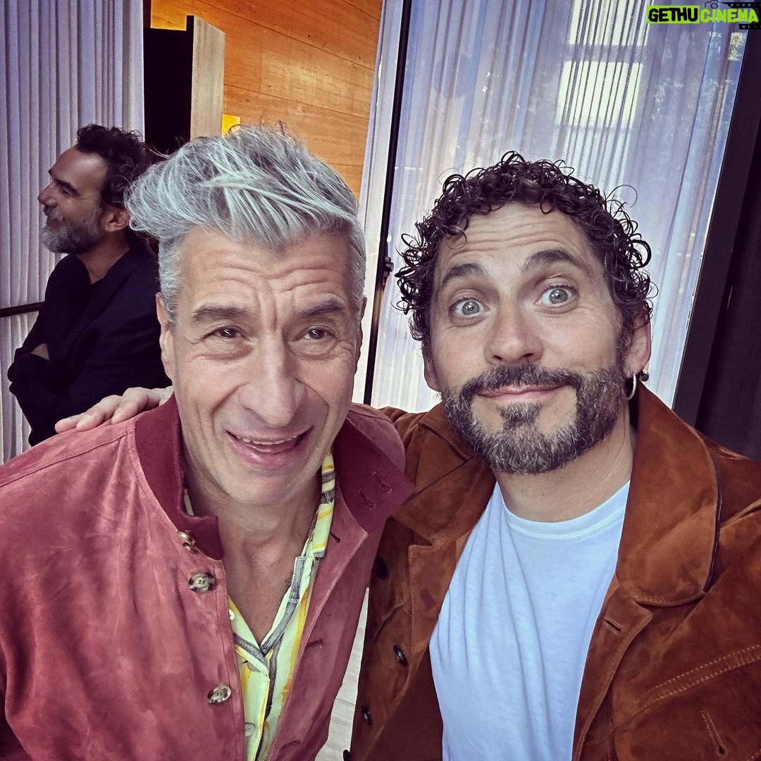 Paco Le贸n Instagram - He conocido a uno de los artistas que m谩s admiro del mundo!! @mauriziocattelan 馃檶