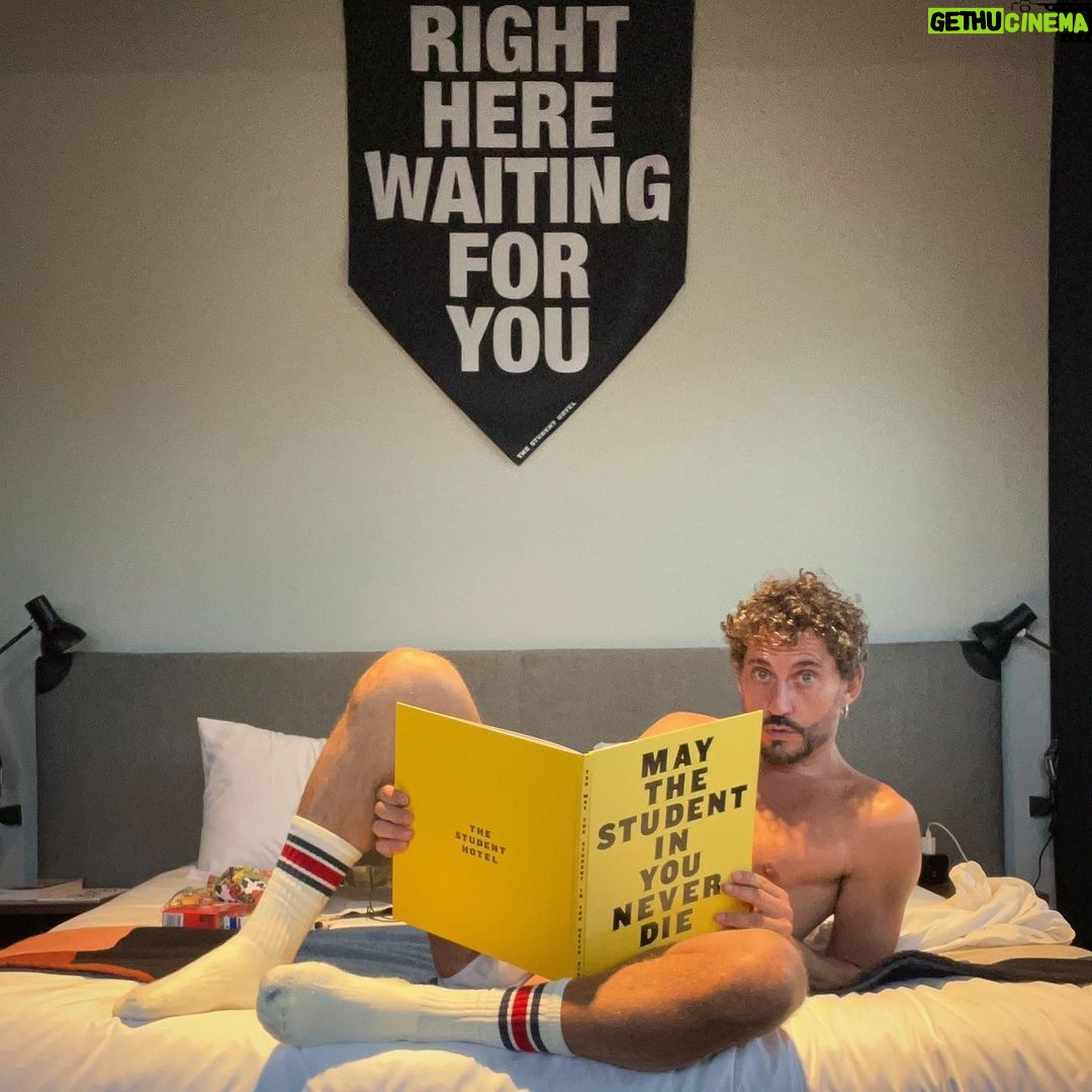 Paco León Instagram - Qué gusto sentirte en casa en un hotel… gracias @thestudenthotel update the picture years later. Gracias @virginiapablos y a todo su equipo del @asffofficial