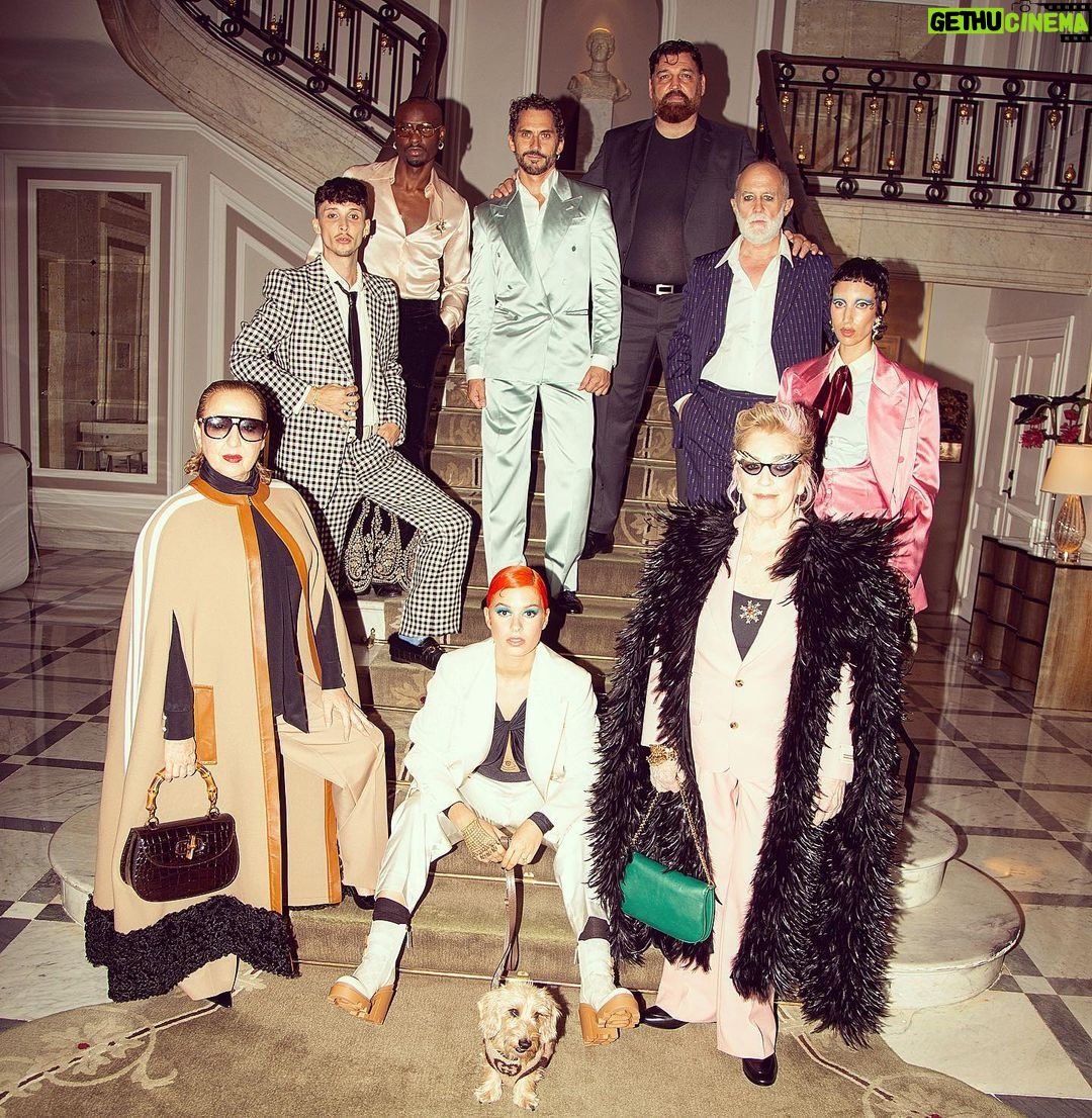 Paco León Instagram - Ya está en salas este delirio l#rainbowpeli Aquí parte de esta familia elegida. Gente muy especial, con mucha sensibilidad y talento. Gracias por jugar. Fotos @antoniomacarrostudio @gucci