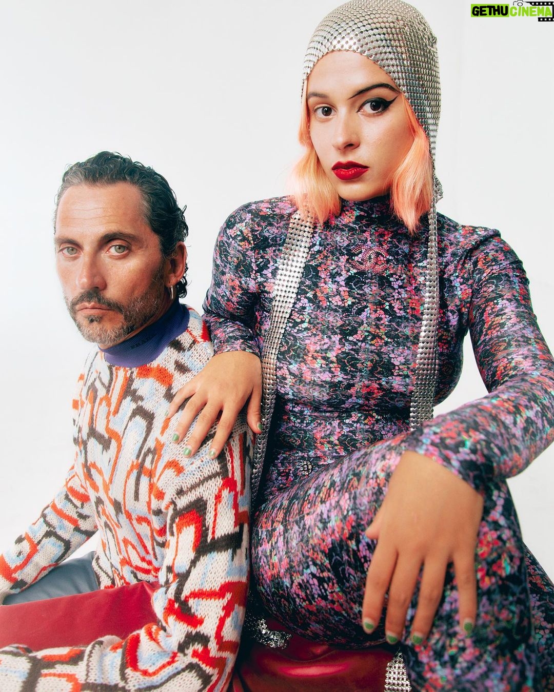 Paco León Instagram - Precioso y fántástico reportaje de @javier_biosca para @harpersbazaares con @aestebanlibrero @albertopinteno @albertopinteno @rubenmarmol @chanel.beauty @beatrizmatallana ❤️🌪🌈