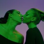 Paco León Instagram - SILVER KISS un perfume mágico casi imposible de conseguir. Una creación de @ramonmonegal para #DobleW @ester_exposito 🔮 @rossydpalma 🧪@arca1000000 🐸 #silverkiss
