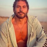 Paco León Instagram – CUARENTA Y NUEVE!!! Hoy cumplo 49 palos y puedo decir que aunque en esta foto se me vea con cara satisfecha, de serenidad y plenitud, es por el diazepam. Siento que vivir es rarísimo, no mal pero raro. Y que sigo intentando aprender cómo se hace uno mayor, porque todavía no me sale.  GRACIAS por las felicitaciones❤️
