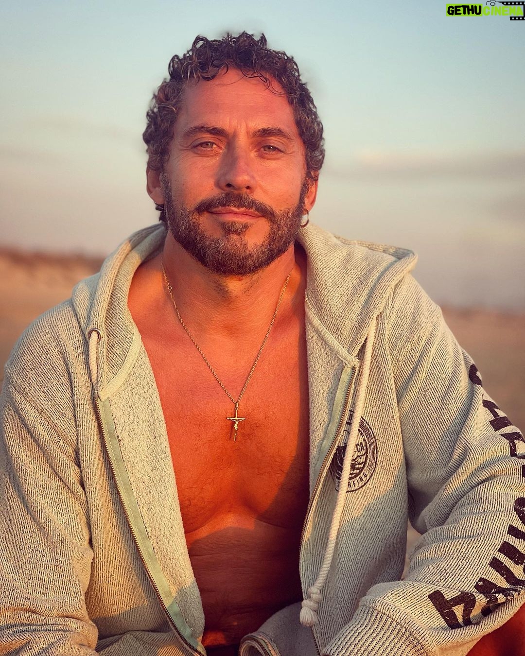 Paco León Instagram - CUARENTA Y NUEVE!!! Hoy cumplo 49 palos y puedo decir que aunque en esta foto se me vea con cara satisfecha, de serenidad y plenitud, es por el diazepam. Siento que vivir es rarísimo, no mal pero raro. Y que sigo intentando aprender cómo se hace uno mayor, porque todavía no me sale. GRACIAS por las felicitaciones❤️