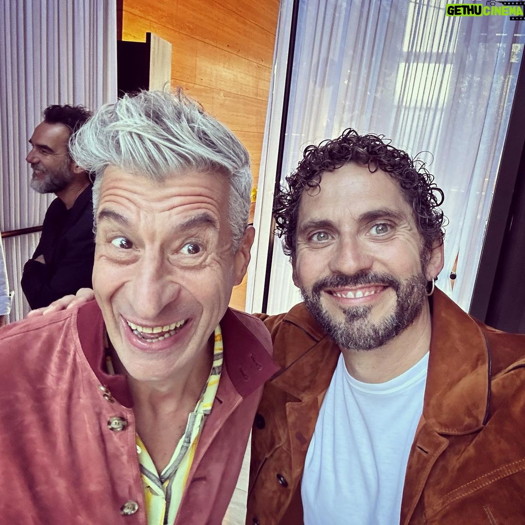 Paco Le贸n Instagram - He conocido a uno de los artistas que m谩s admiro del mundo!! @mauriziocattelan 馃檶