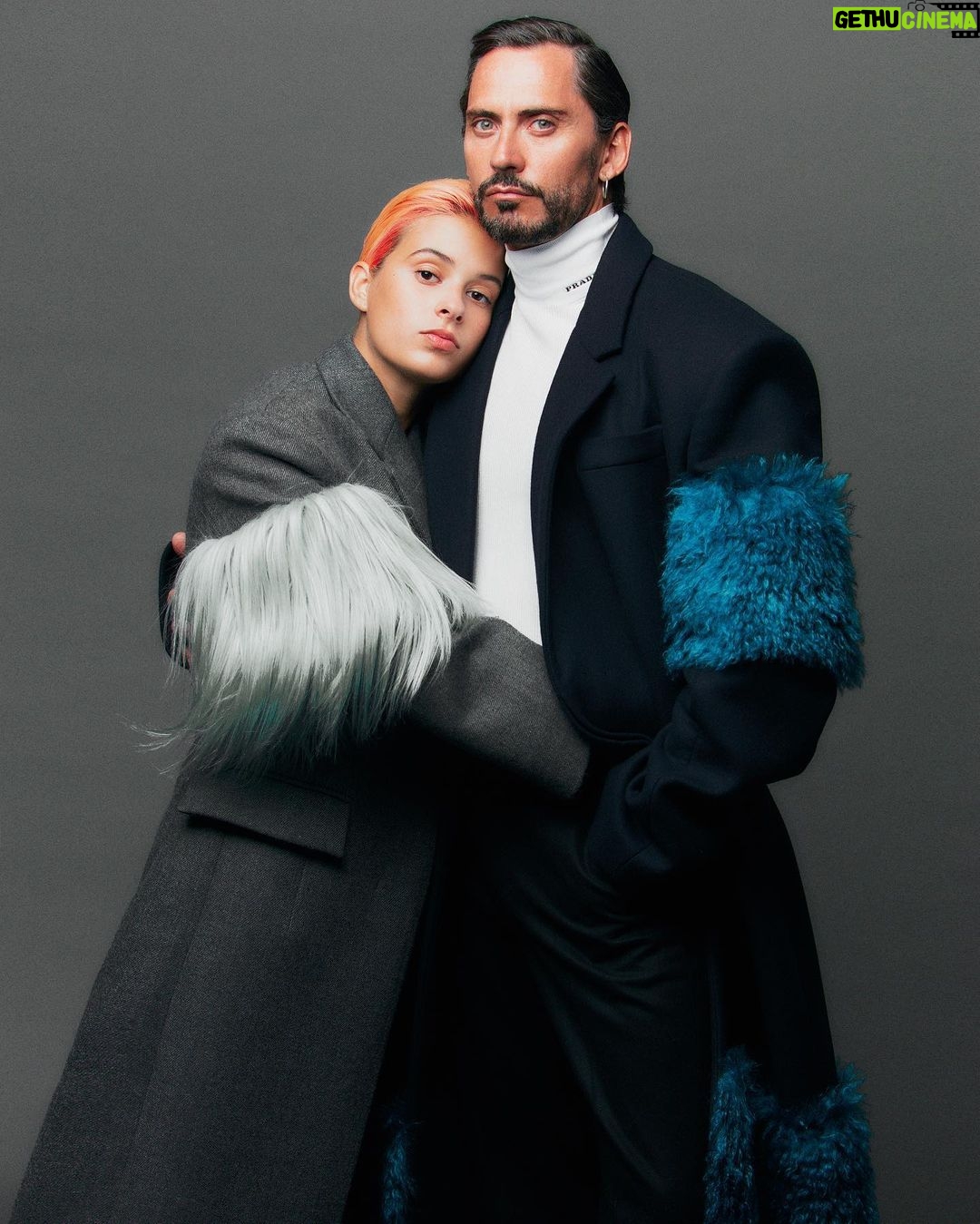 Paco León Instagram - Los 30 años que nos separan no son nada, entre que ella es vieja y yo soy joven… nos dimos la mano y saltamos al vacío. @ucancallmedora #rainbowpeli fotos de @javier_biosca stylist @francescarinciari makeup/pelos @jesusdepaula @ricardocalerov @instylespain