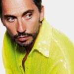 Paco León Instagram - Los 30 años que nos separan no son nada, entre que ella es vieja y yo soy joven… nos dimos la mano y saltamos al vacío. @ucancallmedora #rainbowpeli fotos de @javier_biosca stylist @francescarinciari makeup/pelos @jesusdepaula @ricardocalerov @instylespain