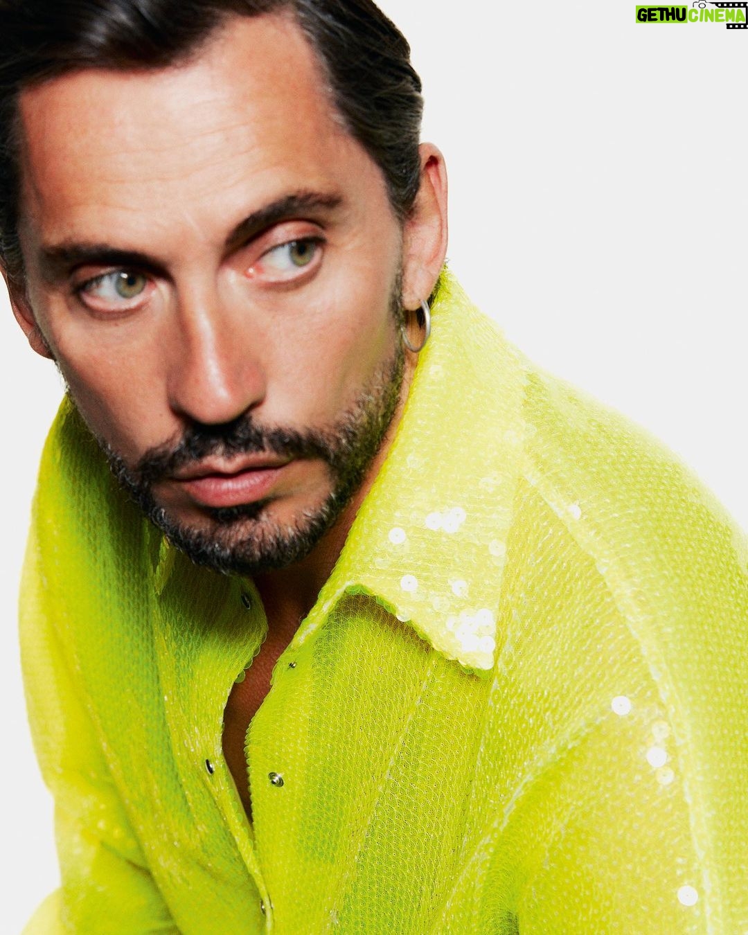 Paco León Instagram - Los 30 años que nos separan no son nada, entre que ella es vieja y yo soy joven… nos dimos la mano y saltamos al vacío. @ucancallmedora #rainbowpeli fotos de @javier_biosca stylist @francescarinciari makeup/pelos @jesusdepaula @ricardocalerov @instylespain