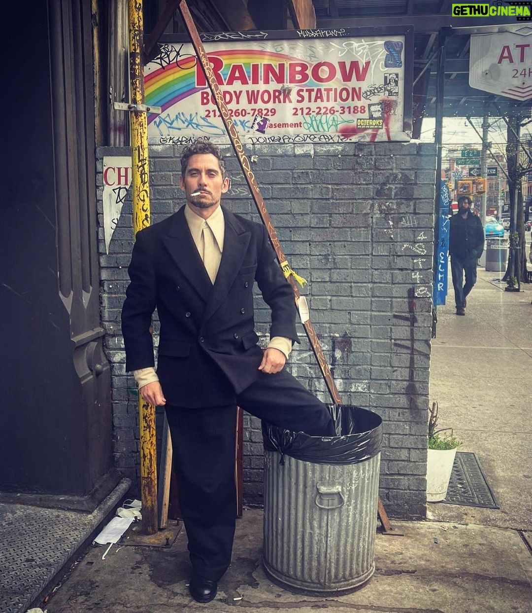 Paco León Instagram - Este traje tan especial es de @willychavarrianewyork que lo está partiendo en la pasarela neoyorquina 😎🤘👊 stylist by @nonovazquez Manhattan, New York - 紐約曼哈頓