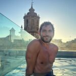 Paco León Instagram - “Ojalá en el próximo recital de poesía un poeta abra la boca y suene una foca llamando a su cría. En ese preciso momento toda la sala se llena de un insoportable olor a cieno, a peo. Y un niño muy chiquitillo se levanta del patio de butacas y dice: IYO, EL AMOH Ê LO MÂH GRANDE QUE HAY.” LOS MONTES SON TUYOS de @albertocortesruiz 🙌